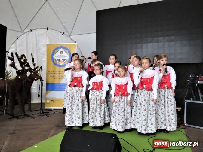Zdjęcie w galerii na portalu naszraciborz.pl: Towarzystwo Społeczno-Kulturalne Niemców Województwa Śląskiego na raciborskim jarmarku wiadomości z regionu