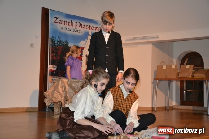 Zdjęcie w galerii na portalu naszraciborz.pl: Świąteczny wieczór z MDK na Zamku Piastowskim za nami  wiadomości z regionu