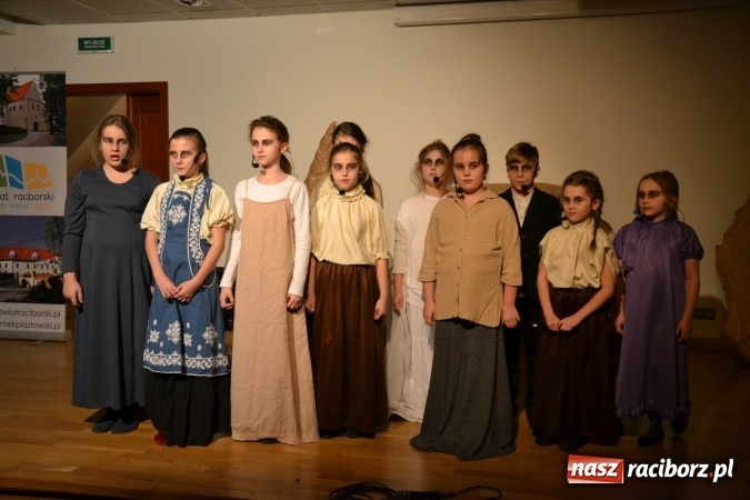 Zdjęcie w galerii na portalu naszraciborz.pl: Świąteczny wieczór z MDK na Zamku Piastowskim za nami  wiadomości z regionu