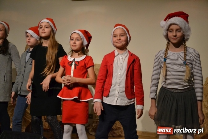 Zdjęcie w galerii na portalu naszraciborz.pl: Świąteczny wieczór z MDK na Zamku Piastowskim za nami  wiadomości z regionu