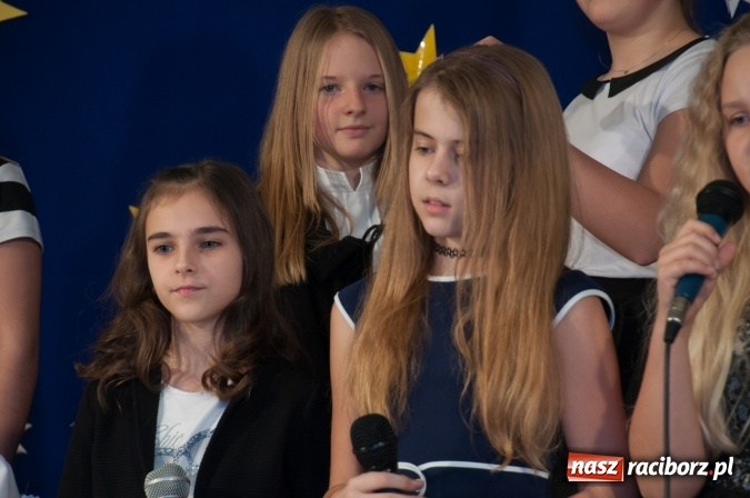 Zdjęcie w galerii na portalu naszraciborz.pl: Cicho, cicho, pastuszkowie, bo Dziecina mała śpi... Jasełkowy wieczór w SP18 wiadomości z regionu