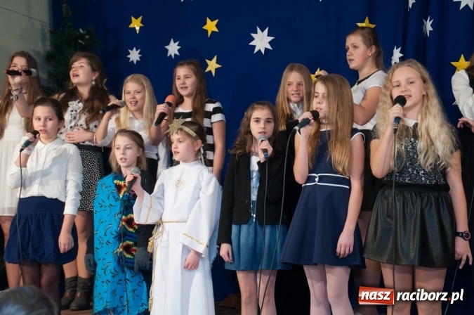 Zdjęcie w galerii na portalu naszraciborz.pl: Cicho, cicho, pastuszkowie, bo Dziecina mała śpi... Jasełkowy wieczór w SP18 wiadomości z regionu