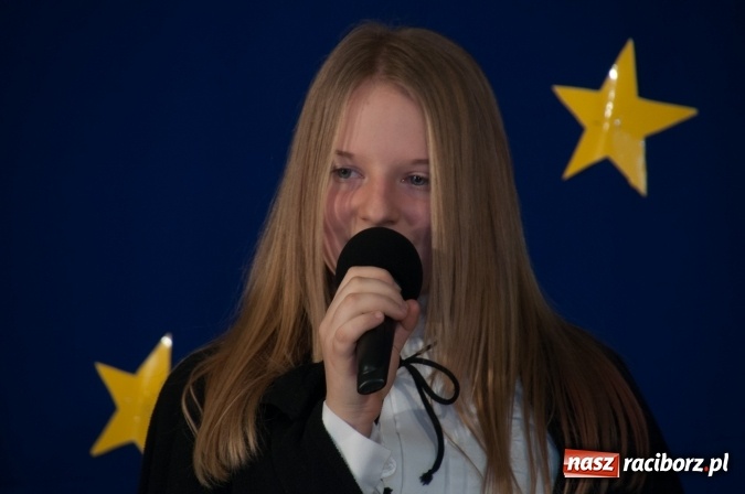 Zdjęcie w galerii na portalu naszraciborz.pl: Cicho, cicho, pastuszkowie, bo Dziecina mała śpi... Jasełkowy wieczór w SP18 wiadomości z regionu