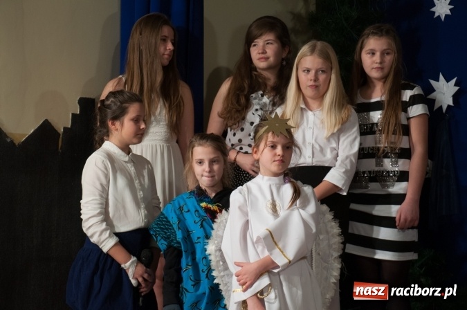 Zdjęcie w galerii na portalu naszraciborz.pl: Cicho, cicho, pastuszkowie, bo Dziecina mała śpi... Jasełkowy wieczór w SP18 wiadomości z regionu