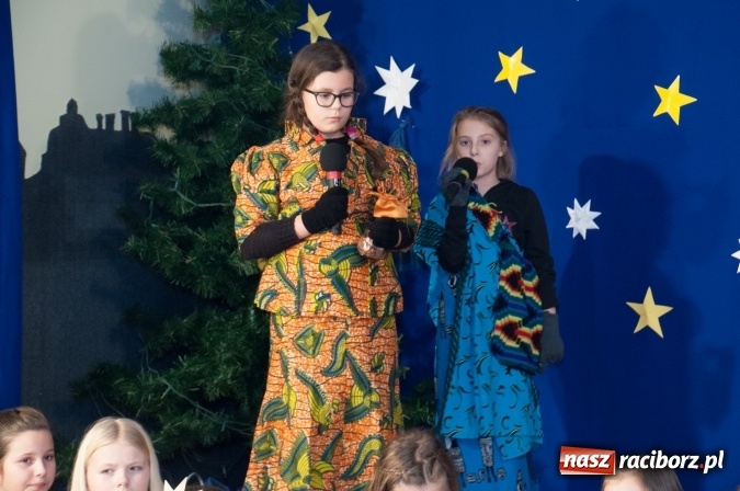 Zdjęcie w galerii na portalu naszraciborz.pl: Cicho, cicho, pastuszkowie, bo Dziecina mała śpi... Jasełkowy wieczór w SP18 wiadomości z regionu