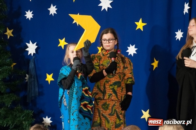 Zdjęcie w galerii na portalu naszraciborz.pl: Cicho, cicho, pastuszkowie, bo Dziecina mała śpi... Jasełkowy wieczór w SP18 wiadomości z regionu