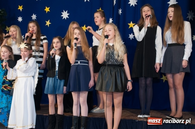 Zdjęcie w galerii na portalu naszraciborz.pl: Cicho, cicho, pastuszkowie, bo Dziecina mała śpi... Jasełkowy wieczór w SP18 wiadomości z regionu