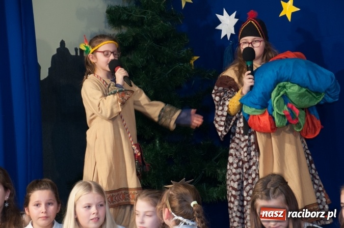 Zdjęcie w galerii na portalu naszraciborz.pl: Cicho, cicho, pastuszkowie, bo Dziecina mała śpi... Jasełkowy wieczór w SP18 wiadomości z regionu