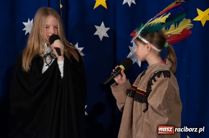 Zdjęcie w galerii na portalu naszraciborz.pl: Cicho, cicho, pastuszkowie, bo Dziecina mała śpi... Jasełkowy wieczór w SP18 wiadomości z regionu