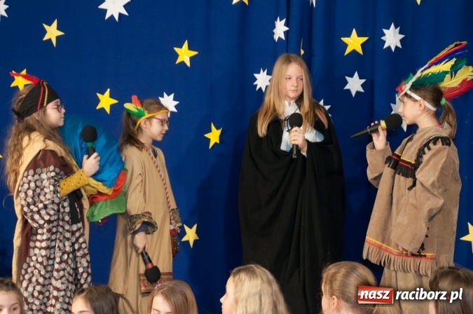 Zdjęcie w galerii na portalu naszraciborz.pl: Cicho, cicho, pastuszkowie, bo Dziecina mała śpi... Jasełkowy wieczór w SP18 wiadomości z regionu