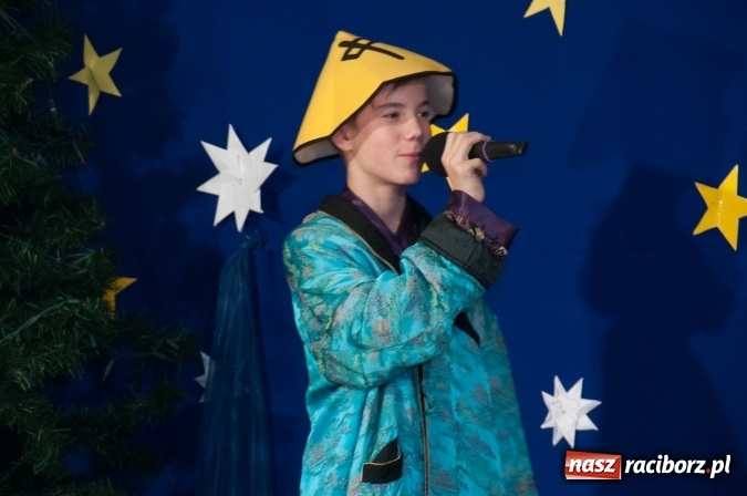 Zdjęcie w galerii na portalu naszraciborz.pl: Cicho, cicho, pastuszkowie, bo Dziecina mała śpi... Jasełkowy wieczór w SP18 wiadomości z regionu