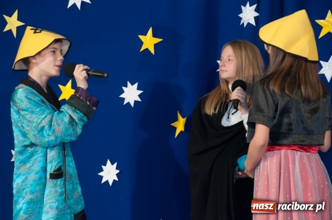 Zdjęcie w galerii na portalu naszraciborz.pl: Cicho, cicho, pastuszkowie, bo Dziecina mała śpi... Jasełkowy wieczór w SP18 wiadomości z regionu