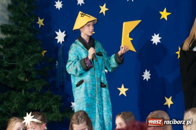 Zdjęcie w galerii na portalu naszraciborz.pl: Cicho, cicho, pastuszkowie, bo Dziecina mała śpi... Jasełkowy wieczór w SP18 wiadomości z regionu