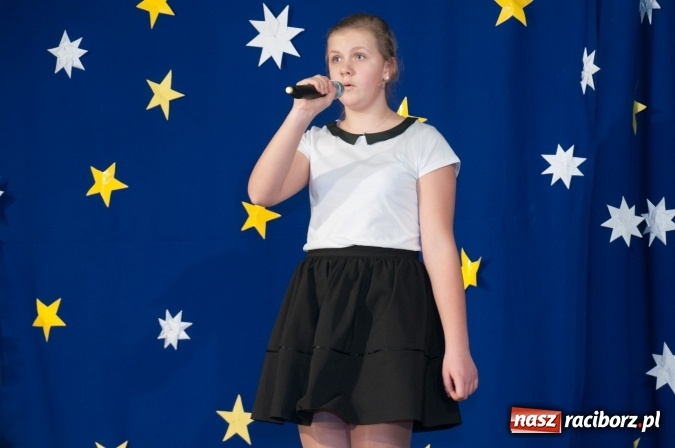 Zdjęcie w galerii na portalu naszraciborz.pl: Cicho, cicho, pastuszkowie, bo Dziecina mała śpi... Jasełkowy wieczór w SP18 wiadomości z regionu