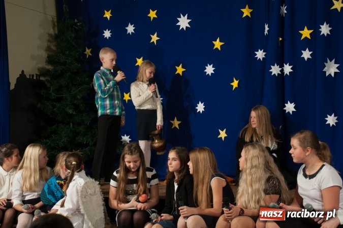 Zdjęcie w galerii na portalu naszraciborz.pl: Cicho, cicho, pastuszkowie, bo Dziecina mała śpi... Jasełkowy wieczór w SP18 wiadomości z regionu