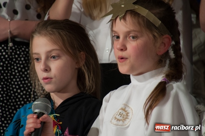 Zdjęcie w galerii na portalu naszraciborz.pl: Cicho, cicho, pastuszkowie, bo Dziecina mała śpi... Jasełkowy wieczór w SP18 wiadomości z regionu