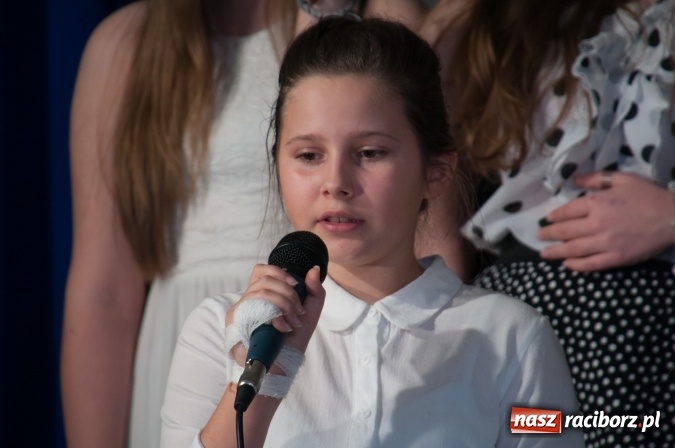 Zdjęcie w galerii na portalu naszraciborz.pl: Cicho, cicho, pastuszkowie, bo Dziecina mała śpi... Jasełkowy wieczór w SP18 wiadomości z regionu