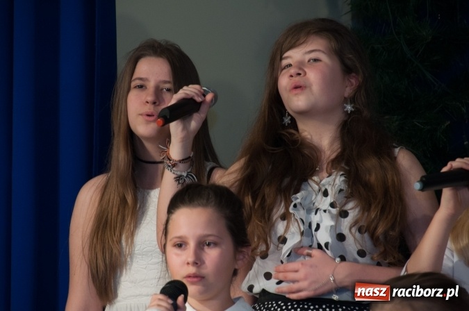 Zdjęcie w galerii na portalu naszraciborz.pl: Cicho, cicho, pastuszkowie, bo Dziecina mała śpi... Jasełkowy wieczór w SP18 wiadomości z regionu