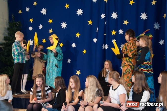 Zdjęcie w galerii na portalu naszraciborz.pl: Cicho, cicho, pastuszkowie, bo Dziecina mała śpi... Jasełkowy wieczór w SP18 wiadomości z regionu