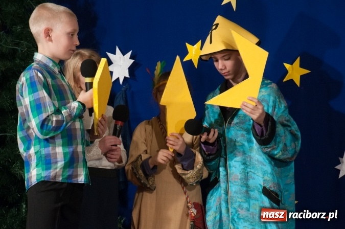 Zdjęcie w galerii na portalu naszraciborz.pl: Cicho, cicho, pastuszkowie, bo Dziecina mała śpi... Jasełkowy wieczór w SP18 wiadomości z regionu
