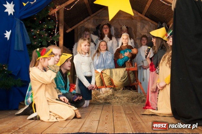 Zdjęcie w galerii na portalu naszraciborz.pl: Cicho, cicho, pastuszkowie, bo Dziecina mała śpi... Jasełkowy wieczór w SP18 wiadomości z regionu