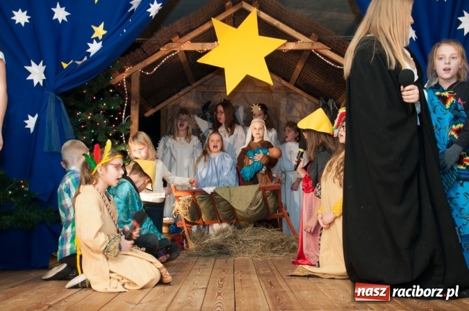 Zdjęcie w galerii na portalu naszraciborz.pl: Cicho, cicho, pastuszkowie, bo Dziecina mała śpi... Jasełkowy wieczór w SP18 wiadomości z regionu