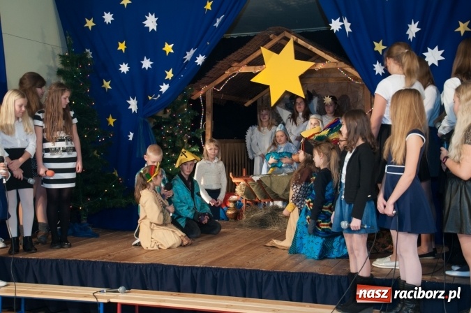 Zdjęcie w galerii na portalu naszraciborz.pl: Cicho, cicho, pastuszkowie, bo Dziecina mała śpi... Jasełkowy wieczór w SP18 wiadomości z regionu