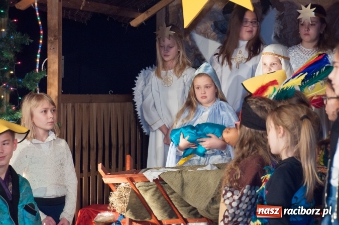 Zdjęcie w galerii na portalu naszraciborz.pl: Cicho, cicho, pastuszkowie, bo Dziecina mała śpi... Jasełkowy wieczór w SP18 wiadomości z regionu