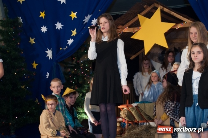 Zdjęcie w galerii na portalu naszraciborz.pl: Cicho, cicho, pastuszkowie, bo Dziecina mała śpi... Jasełkowy wieczór w SP18 wiadomości z regionu