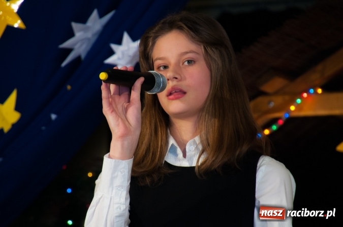 Zdjęcie w galerii na portalu naszraciborz.pl: Cicho, cicho, pastuszkowie, bo Dziecina mała śpi... Jasełkowy wieczór w SP18 wiadomości z regionu