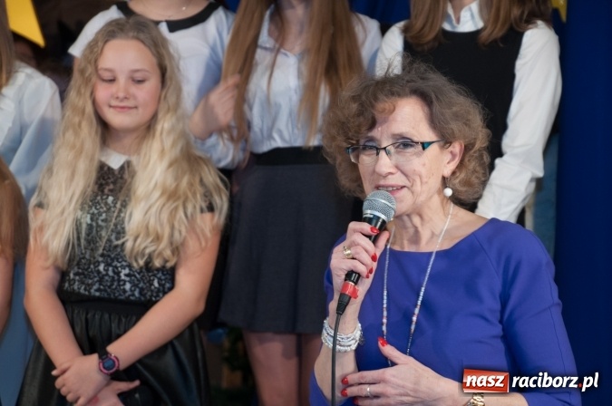 Zdjęcie w galerii na portalu naszraciborz.pl: Cicho, cicho, pastuszkowie, bo Dziecina mała śpi... Jasełkowy wieczór w SP18 wiadomości z regionu