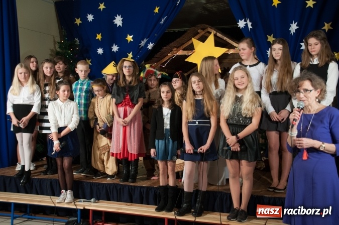 Zdjęcie w galerii na portalu naszraciborz.pl: Cicho, cicho, pastuszkowie, bo Dziecina mała śpi... Jasełkowy wieczór w SP18 wiadomości z regionu
