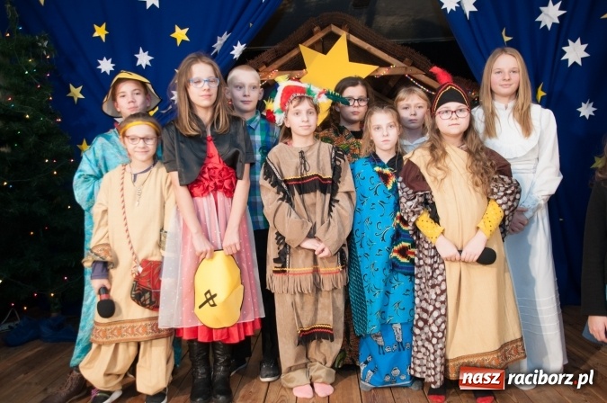 Zdjęcie w galerii na portalu naszraciborz.pl: Cicho, cicho, pastuszkowie, bo Dziecina mała śpi... Jasełkowy wieczór w SP18 wiadomości z regionu