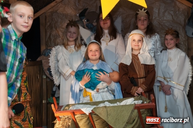 Zdjęcie w galerii na portalu naszraciborz.pl: Cicho, cicho, pastuszkowie, bo Dziecina mała śpi... Jasełkowy wieczór w SP18 wiadomości z regionu