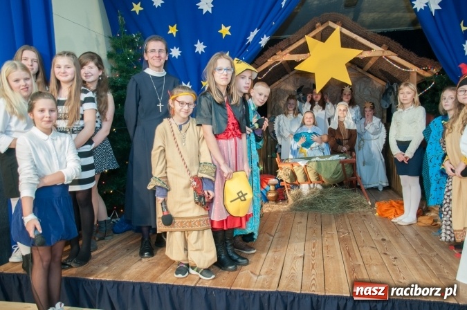 Zdjęcie w galerii na portalu naszraciborz.pl: Cicho, cicho, pastuszkowie, bo Dziecina mała śpi... Jasełkowy wieczór w SP18 wiadomości z regionu