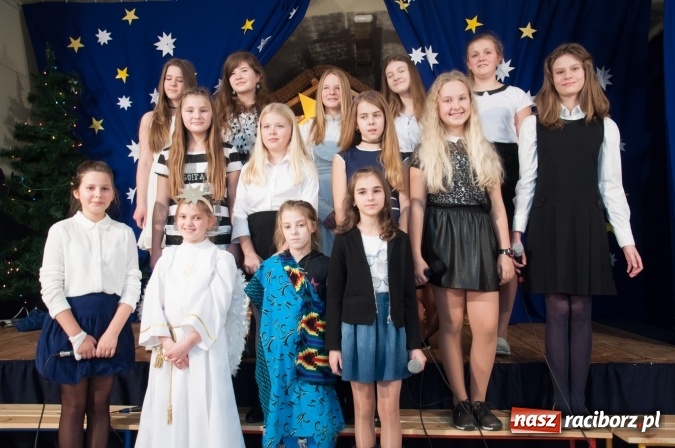 Zdjęcie w galerii na portalu naszraciborz.pl: Cicho, cicho, pastuszkowie, bo Dziecina mała śpi... Jasełkowy wieczór w SP18 wiadomości z regionu