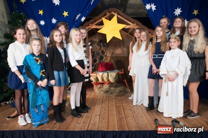 Zdjęcie w galerii na portalu naszraciborz.pl: Cicho, cicho, pastuszkowie, bo Dziecina mała śpi... Jasełkowy wieczór w SP18 wiadomości z regionu
