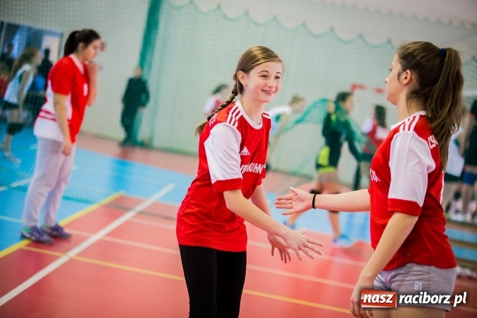 Zdjęcie w galerii na portalu naszraciborz.pl: Turniej w piłce siatkowej młodziczek w Krzanowicach wiadomości z regionu