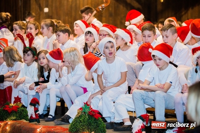 Zdjęcie w galerii na portalu naszraciborz.pl: To właśnie tego wieczoru, od bardzo wielu wieków,  pod dachem tkliwej kolędy Bóg rodzi się w człowieku wiadomości z regionu