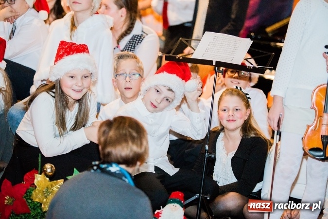 Zdjęcie w galerii na portalu naszraciborz.pl: To właśnie tego wieczoru, od bardzo wielu wieków,  pod dachem tkliwej kolędy Bóg rodzi się w człowieku wiadomości z regionu