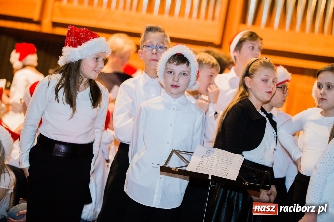 Zdjęcie w galerii na portalu naszraciborz.pl: To właśnie tego wieczoru, od bardzo wielu wieków,  pod dachem tkliwej kolędy Bóg rodzi się w człowieku wiadomości z regionu