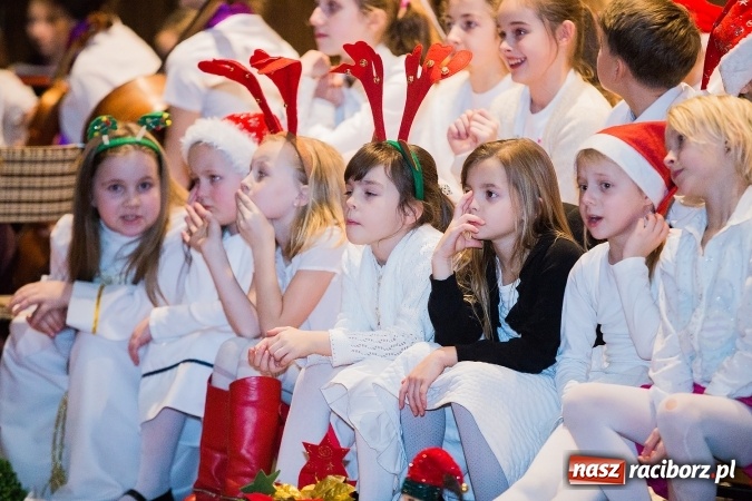 Zdjęcie w galerii na portalu naszraciborz.pl: To właśnie tego wieczoru, od bardzo wielu wieków,  pod dachem tkliwej kolędy Bóg rodzi się w człowieku wiadomości z regionu