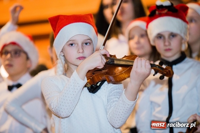 Zdjęcie w galerii na portalu naszraciborz.pl: To właśnie tego wieczoru, od bardzo wielu wieków,  pod dachem tkliwej kolędy Bóg rodzi się w człowieku wiadomości z regionu