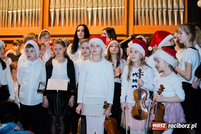 Zdjęcie w galerii na portalu naszraciborz.pl: To właśnie tego wieczoru, od bardzo wielu wieków,  pod dachem tkliwej kolędy Bóg rodzi się w człowieku wiadomości z regionu