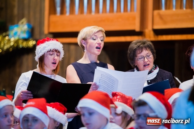 Zdjęcie w galerii na portalu naszraciborz.pl: To właśnie tego wieczoru, od bardzo wielu wieków,  pod dachem tkliwej kolędy Bóg rodzi się w człowieku wiadomości z regionu