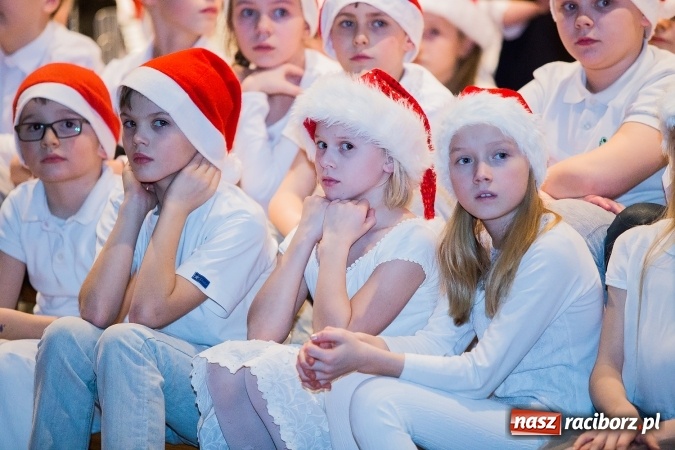 Zdjęcie w galerii na portalu naszraciborz.pl: To właśnie tego wieczoru, od bardzo wielu wieków,  pod dachem tkliwej kolędy Bóg rodzi się w człowieku wiadomości z regionu