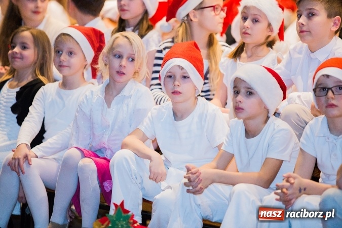 Zdjęcie w galerii na portalu naszraciborz.pl: To właśnie tego wieczoru, od bardzo wielu wieków,  pod dachem tkliwej kolędy Bóg rodzi się w człowieku wiadomości z regionu