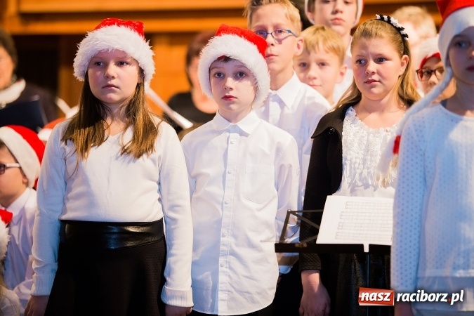 Zdjęcie w galerii na portalu naszraciborz.pl: To właśnie tego wieczoru, od bardzo wielu wieków,  pod dachem tkliwej kolędy Bóg rodzi się w człowieku wiadomości z regionu