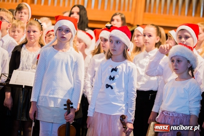 Zdjęcie w galerii na portalu naszraciborz.pl: To właśnie tego wieczoru, od bardzo wielu wieków,  pod dachem tkliwej kolędy Bóg rodzi się w człowieku wiadomości z regionu