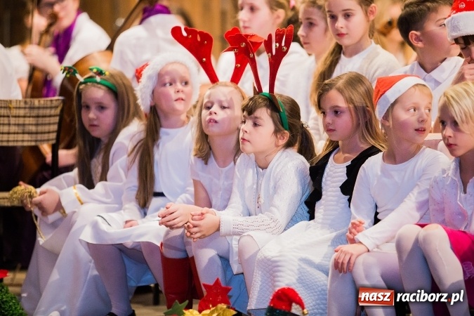 Zdjęcie w galerii na portalu naszraciborz.pl: To właśnie tego wieczoru, od bardzo wielu wieków,  pod dachem tkliwej kolędy Bóg rodzi się w człowieku wiadomości z regionu